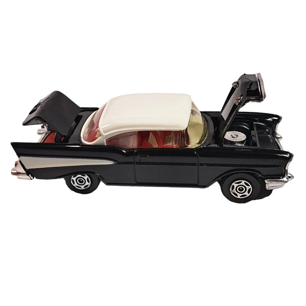 Corgi 1957 Black/White Chevrolet Bel Air 1/43 Scale C825/1 Made In GT Br…